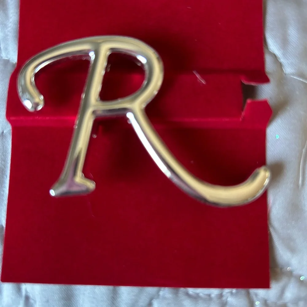 Silver Tone Letter R Brooch - Picture 1 of 3